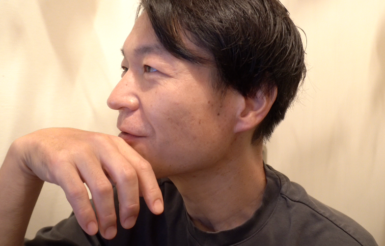 横から見たシオタニ アキラ